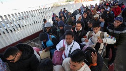 Menschen in Tijuana an der Grenze zur USA