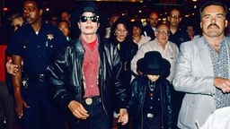Michael Jackson und der Jackson-Imitator, der 7-jährige Wade Robson, spielen in Begleitung seiner Mutter Joy Robson Anfang 1990 im Circus-Circus Hotel & Resort in Las Vegas Arcade-Spiele
