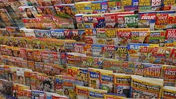 Bunte Zeitschriften in einer Bahnhofsbuchhandlung