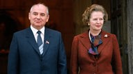 Großbritannien, London: Der sowjetische Staatschef Michail Gorbatschow (l) und die britische Premierministerin Margaret Thatcher stehen für ein Foto zusammen