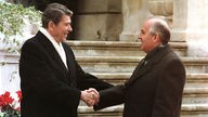 US-Präsident Ronald Reagan und der sowjetische Staatschef Michail Gorbatschow (r) treffen sich zum ersten Mal