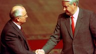 Boris Jelzin (r), russischer Präsident, schüttelt Michail Gorbatschow, sowjetischer Präsident, die Hand