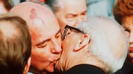 Michail Gorbatschow, damals sowjetischer Staatschef, küsst den ostdeutschen Staatschef Erich Honecker während ihres Treffens in Berlin