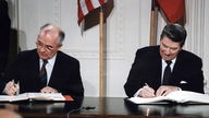 Reagan und Gorbatschow setzen den INF-Vertrag in Kraft