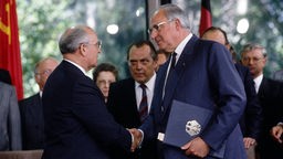 Gorbatschow und Kohl unterzeichnen im Juni 1989 einen Freundschaftsvertrag