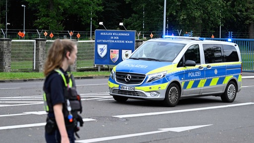  Ein Polizeiauto steht vor dem Eingang zur Luftwaffenkaserne in Wahn