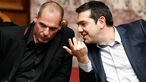  Minister Tsipras und Finanzminister Varoufakis unterhalten sich.