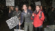 Anti-Sexismus Demonstrierende mit Schildern bei einem Protest gegen Misswahl