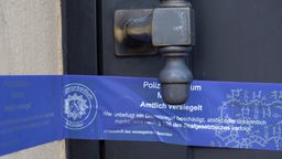 05.06.2020, Brandenburg, Finowfurt: Ein Siegel des Polizeipräsidiums Münster klebt an einer Haustüre in dem Ort, einem Ortsteil der Gemeinde Schorfheide. 