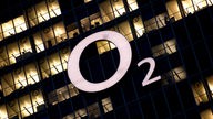 Das Logo des Mobilfunkanbieters O2 leuchtet an der Zentrale von Telefonica Deutschland