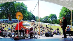 Der deutsche Jazz-Saxophonist Hans Peter Hiby mit dem japanischen Schlagzeuger Shoji Hano beim 51. Moers Festival.