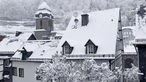 Schnee auf den Dächern von Monschau