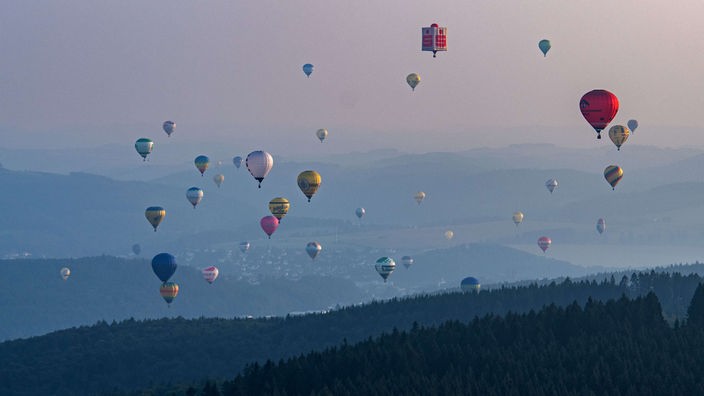 Heißluftballons bei der Montgolfiade im Sauerland
