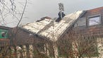 Das durch den Sturm abgedeckte Dach der Mosaikschule