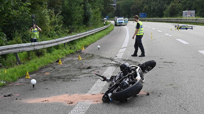 Nach einem schweren Verkehrsunfall auf einer Autobahn liegt ein Motorrad auf der Strecke