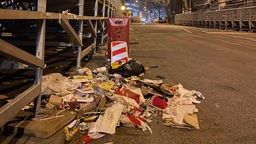 Müll der Karnevalsfeiern liegt auf der Straße