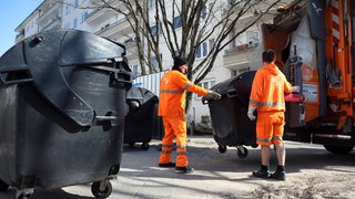 Müllwerker bei der Arbeit 