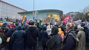 Menschen mit Plakaten und Fahnen bei einer Mahnwache in Münster am 30. Januar 2025