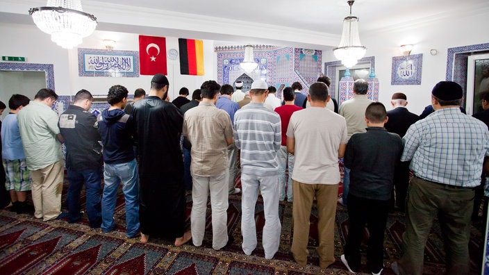 Muslime beim gemeinsamen Gebet während des Fastenmonats Ramadan