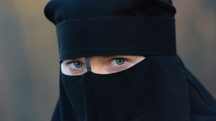 Eine Frau trägt einen Niqab