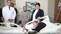 Mutter und Baby: Wiedersehen im Krankenhaus nach Erdbeben