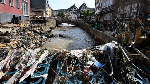 Freigelegte Gas-, Strom- und Telefonleitungen nach Hochwasser in Bad Münstereifel