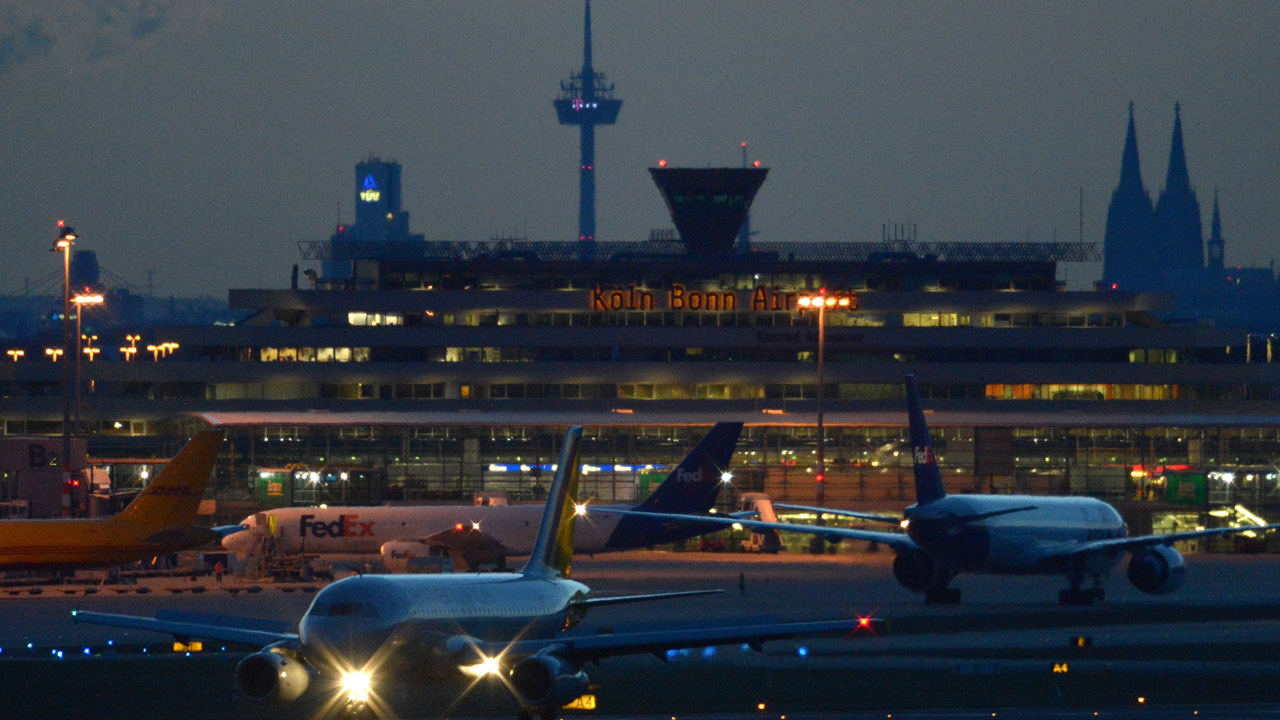 Kölner Flughafen bei Nacht