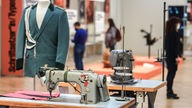 Bonn: Nähmaschinen stehen auf einem Tisch