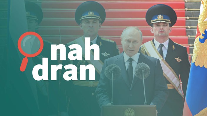 Das Bild zeigt Russlands Präsident Wladimir Putin während einer Rede vor Mikrofonen, daneben das Logo des "nah dran"-Podcasts