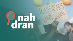 Plakat mit Aufschrift "Rassisums nein danke", links daneben das nah dran Logo
