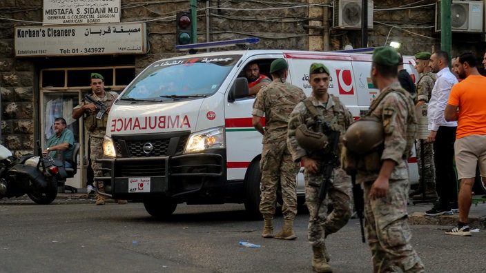 Soldaten sichern die Zufahrt zu einem Krankenhaus.