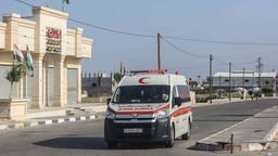 Palästinensische Gebiete, Rafah: Ein palästinensischer Krankenwagen kommt am Grenzübergang zwischen Gaza und Ägypten an
