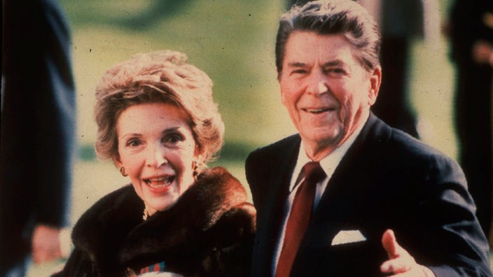 First Lady Nancy Reagan mit US-Präsident Ronald Reagan 1986 bei Spaziergang