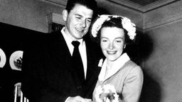 Nancy Davis Reagan mit Ehemann Ronald Reagan bei ihrer Hochzeit 1952