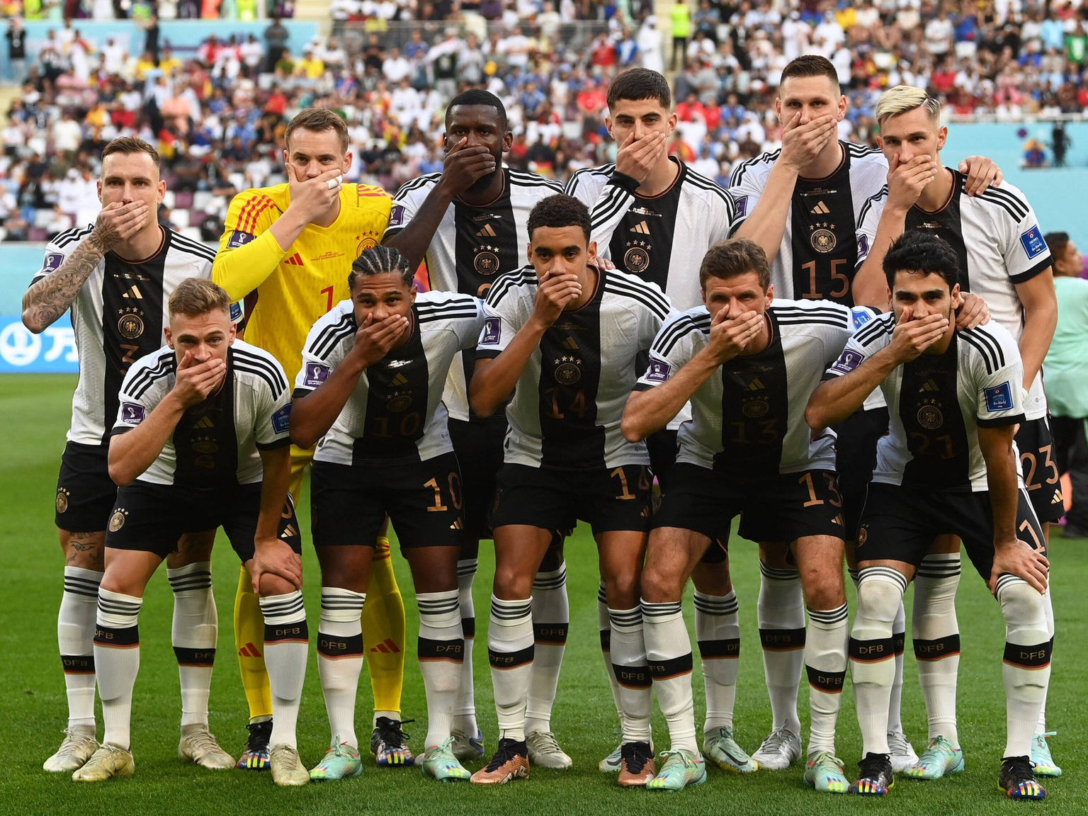 Zeichen des Protests bei Fußball-WM DFB-Team hält sich Hand vor den Mund - Nachrichten