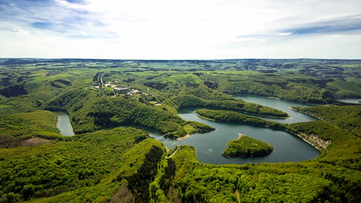 Die Urfttalsperre im Nationalpark Eifel, mit der ehemaligen NS-Ordensburg Vogelsang.