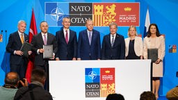 Staats- und Regierungsschefs unterzeichnen beim Nato-Gipfel in Madrid eine Vereinbarung zum Beitritt von Schweden und Finnland