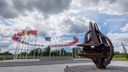 Flaggen von NATO-Mitgliedsländern flattern im Wind vor dem NATO-Hauptquartier in Brüssel