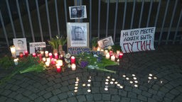 Bilder und Schilder zu Ehren Nawalny auf der Demo in Düsseldorf