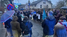 Mehrere Teilnehmer bei einer Nawalny-Demo in Bonn