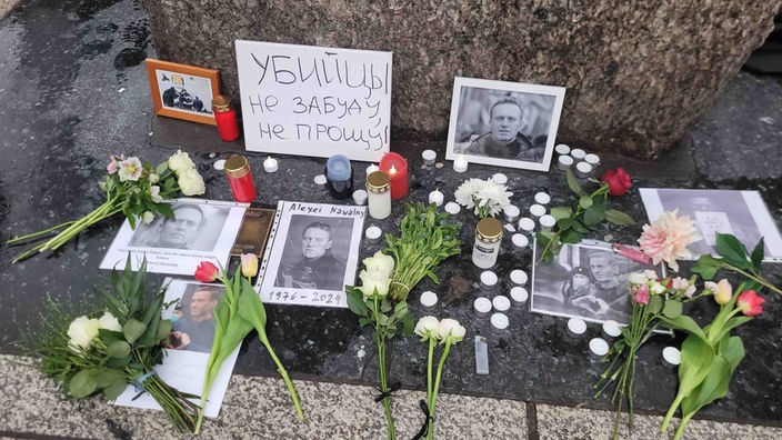 Blumen, Kerzen und Fotos für Alexey Nawalny vor dem Kölner Dom