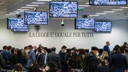 Ein voller Gerichtssaal bei der Eröffnung des Prozesses um die Ndrangheta-Mafiagruppe