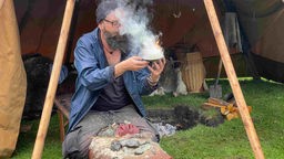 Neandertal: Mann macht Feuer