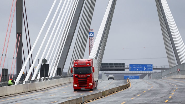 Die ersten Fahrzeuge rollen über die neue Autobahnbrücke auf der A1 bei Leverkusen