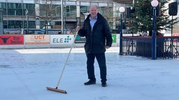 Werner Salfeld organisiert die Eisbahn in Bottrop 