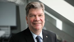 Martin Wulff, neuer Geschäftsführer Deutscher Spendenrat e.V., steht bei einem Pressetermin in einem Büro