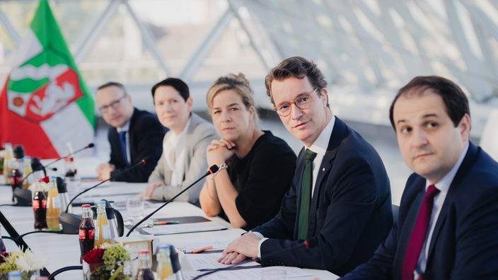 Benjamin Limbach, Silke Gorissen, Mona Neubaur, Hendrik Wüst und Nathanael Liminski sitzen während der ersten Kabinettssitzung der neuen Landesregierung von Nordrhein-Westfalen zusammen im Ständehaus.