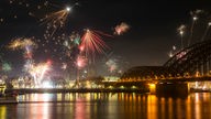 01.01.2023, Nordrhein-Westfalen, Köln: Feuerwerk steigt zum Jahreswechsel in den Nachthimmel