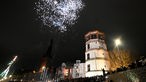 01.01.2023, Nordrhein-Westfalen, Düsseldorf: Bürger begrüßen am Schlossturm das neue Jahr 2023