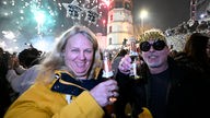 01.01.2023, Nordrhein-Westfalen, Düsseldorf: Bürger begrüßen am Rheinturm das neue Jahr 2023 mit einem Gläschen Sekt